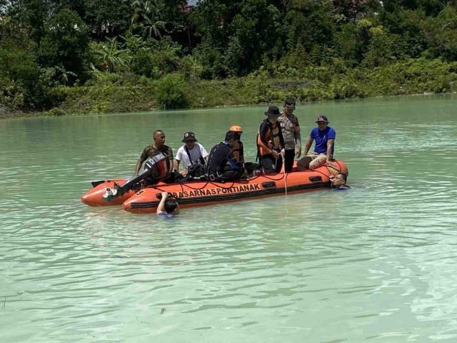 
Tim SAR Gabungan Lakukan Pencarian Anak Tenggelam di Danau Biru Sintang