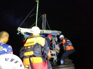 Motor Klotok Mati Mesin di Muara Ketapang, Tim SAR Evakuasi Satu ABK dengan Selamat