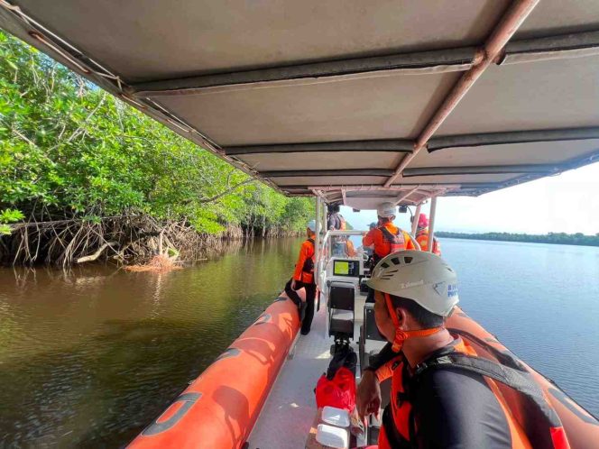 
Tim SAR Gabungan Masih Mencari Korban Diterkam Buaya di Sungai Karawang