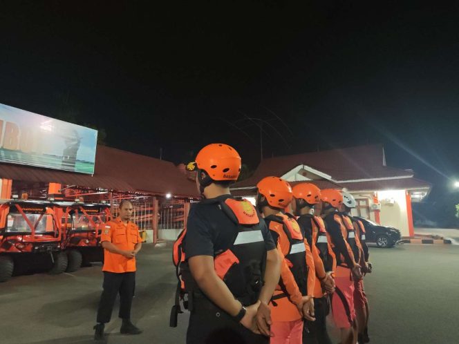 
Tim SAR Gabungan Cari Korban Terjatuh dari Kapal Motor Tambang di Desa Penyelimau, Sanggau