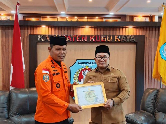 
Kepala Kantor SAR Pontianak Serahkan Piagam Penghargaan kepada Bupati Kubu Raya