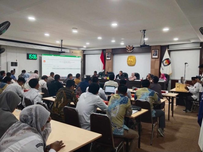
Bawaslu Kalbar Pastikan Rekapitulasi Pemutakhiran Data Pemilih Berkelanjutan Semester I 2026 Berjalan Sesuai Prosedur