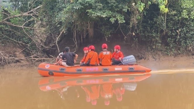 
Tim SAR Gabungan Temukan Bocah yang Jatuh ke Sungai Landak dalam Kondisi Meninggal Dunia