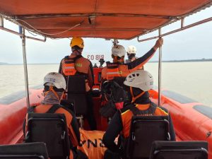 Nelayan Hilang Kontak di perairan Teluk Cina Pulau Lemukutan di temukan dalam keadaan selamat oleh tim SAR Gabungan
