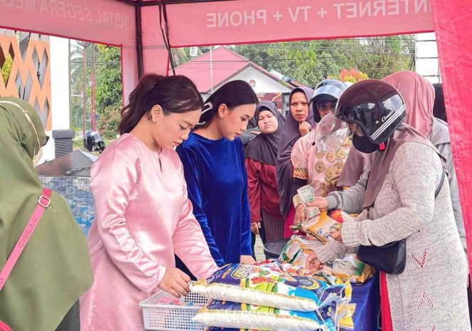 
Antusiasme Warga Serbu Bazar Sembako Murah Perumda Aneka Usaha Menanjak Bahagia, Seluruh Paket Ludes Terjual