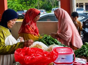 Cara Unik Panitia Masjid Muhammadiyah Rasau Jaya Galang Dana, Jual Hasil Pertanian dan Produk UMKM