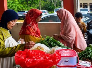 Cara Unik Panitia Masjid Muhammadiyah Rasau Jaya Galang Dana, Jual Hasil Pertanian dan Produk UMKM