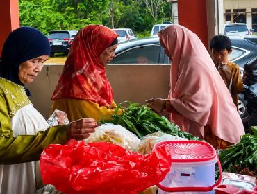 Cara Unik Panitia Masjid Muhammadiyah Rasau Jaya Galang Dana, Jual Hasil Pertanian dan Produk UMKM