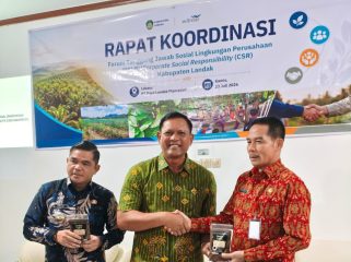 Wabup Landak (tengah), Sutanto, AGM Wilmar Kalbar (kanan), Sekda Landak (kiri) bersama peserta Rakor Forum CSR