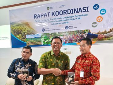Wabup Landak (tengah), Sutanto, AGM Wilmar Kalbar (kanan), Sekda Landak (kiri) bersama peserta Rakor Forum CSR
