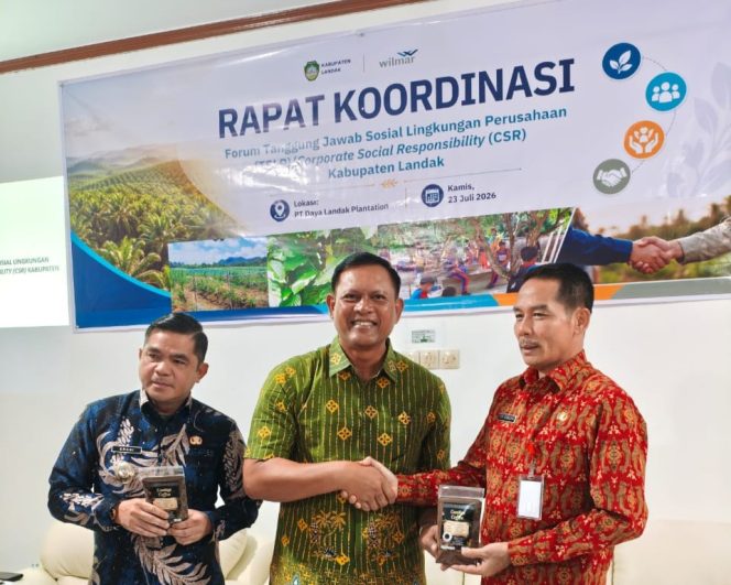 
Wabup Landak (tengah), Sutanto, AGM Wilmar Kalbar (kanan), Sekda Landak (kiri) bersama peserta Rakor Forum CSR