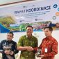 Wabup Landak (tengah), Sutanto, AGM Wilmar Kalbar (kanan), Sekda Landak (kiri) bersama peserta Rakor Forum CSR