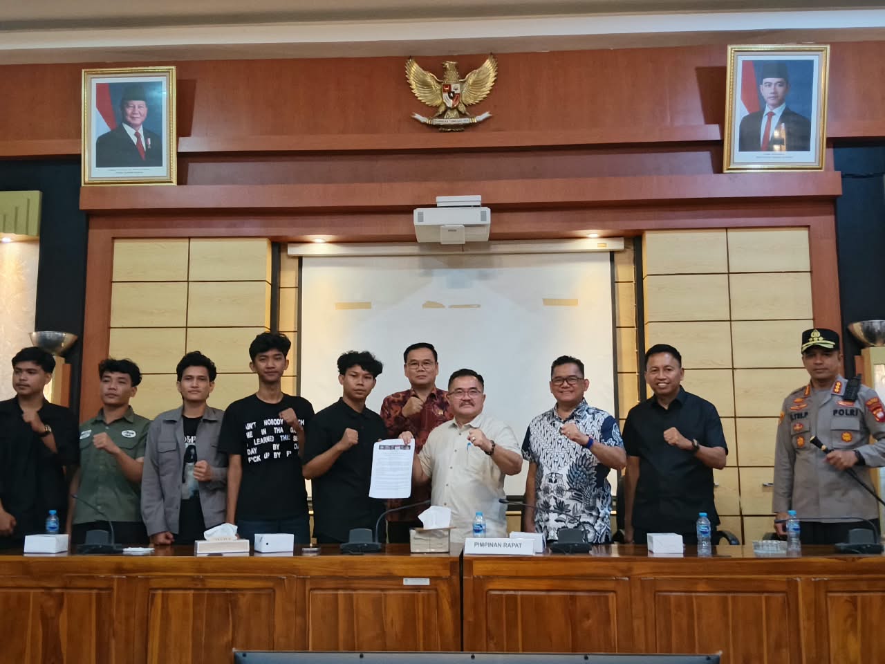 Aliansi Selamatkan Kalbar Gelar Aksi Damai di DPRD Kalbar, Bagikan Masker kepada Masyarakat dan Aparat