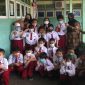 Ayu Lestari Putri bersama Siswa SD LKIA Pontianak