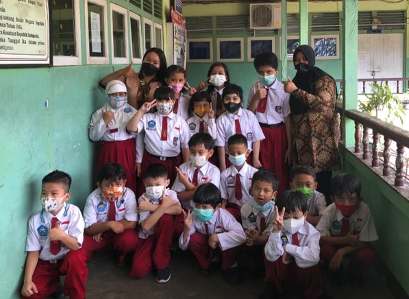 Ayu Lestari Putri bersama Siswa SD LKIA Pontianak