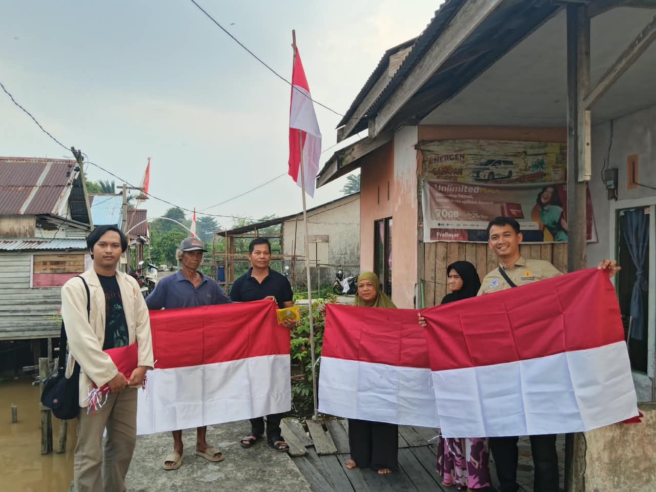 Semarak HUT ke-81 RI, Pemuda Muhammadiyah Kubu Raya Bagikan Bendera Merah Putih