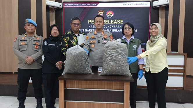 
Polresta Pontianak Bongkar Perdagangan Sisik Trenggiling, Dua Tersangka Ditangkap