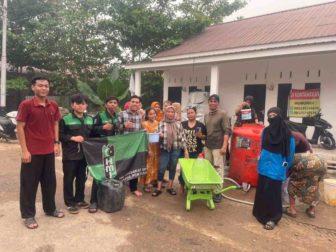 HMI Komisariat UPGRI Pontianak Salurkan 6.000 Liter Air Bersih untuk Masyarakat