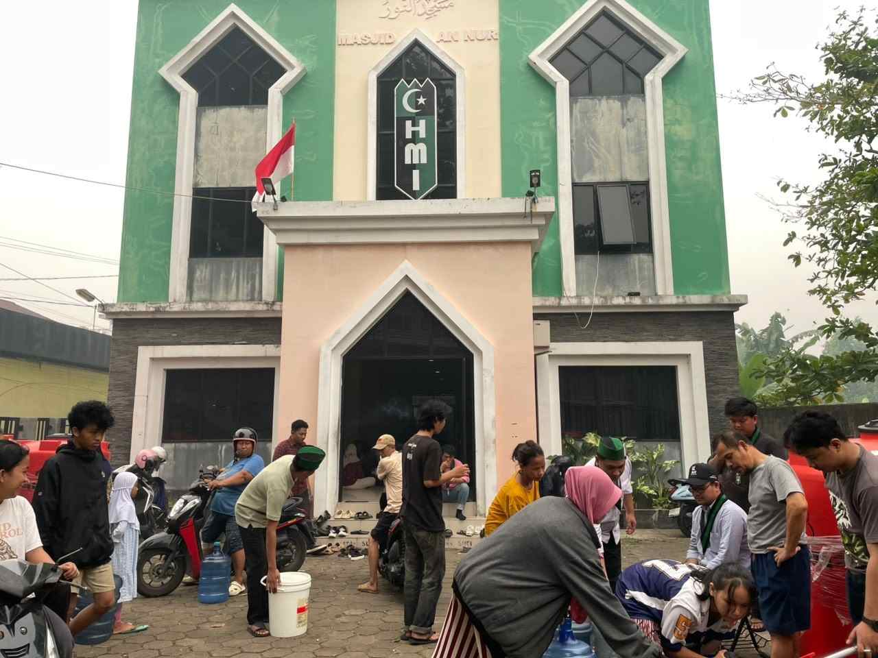 HMI dan KOHATI Cabang Pontianak Peduli, 8.000 Liter Air Bersih untuk Warga