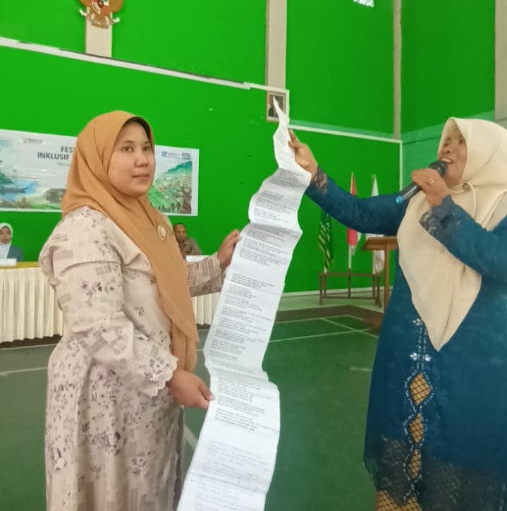 Foto: Eltika Noor Penyair Perempuan peragakan olah vokal saat lokakarya Tradisi Syair Gulung pada Festival Literasi Inklusif Tanah Kayong 2026 beberapa waktu lalu (16/09)