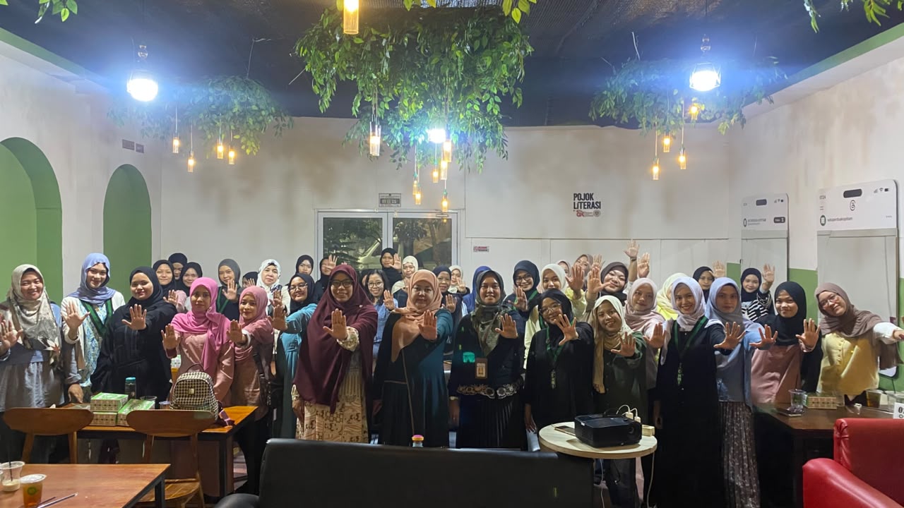 Peserta, panitia, dan pemateri berfoto bersama usai kegiatan sosialisasi bertema “Peran Masyarakat Dalam Implementasi Pembatasan Gawai Pada Anak Dalam Upaya Pencegahan Kekerasan Pada Anak di Kota Pontianak” yang digelar KOHATI HMI Cabang Pontianak bersama KPAD Kota Pontianak, KPID Kalimantan Barat, dan Forhati Kota Pontianak di 1/2 Kopitiam, Jl. Sepakat II, Kota Pontianak, Jumat (25/9/2026).
