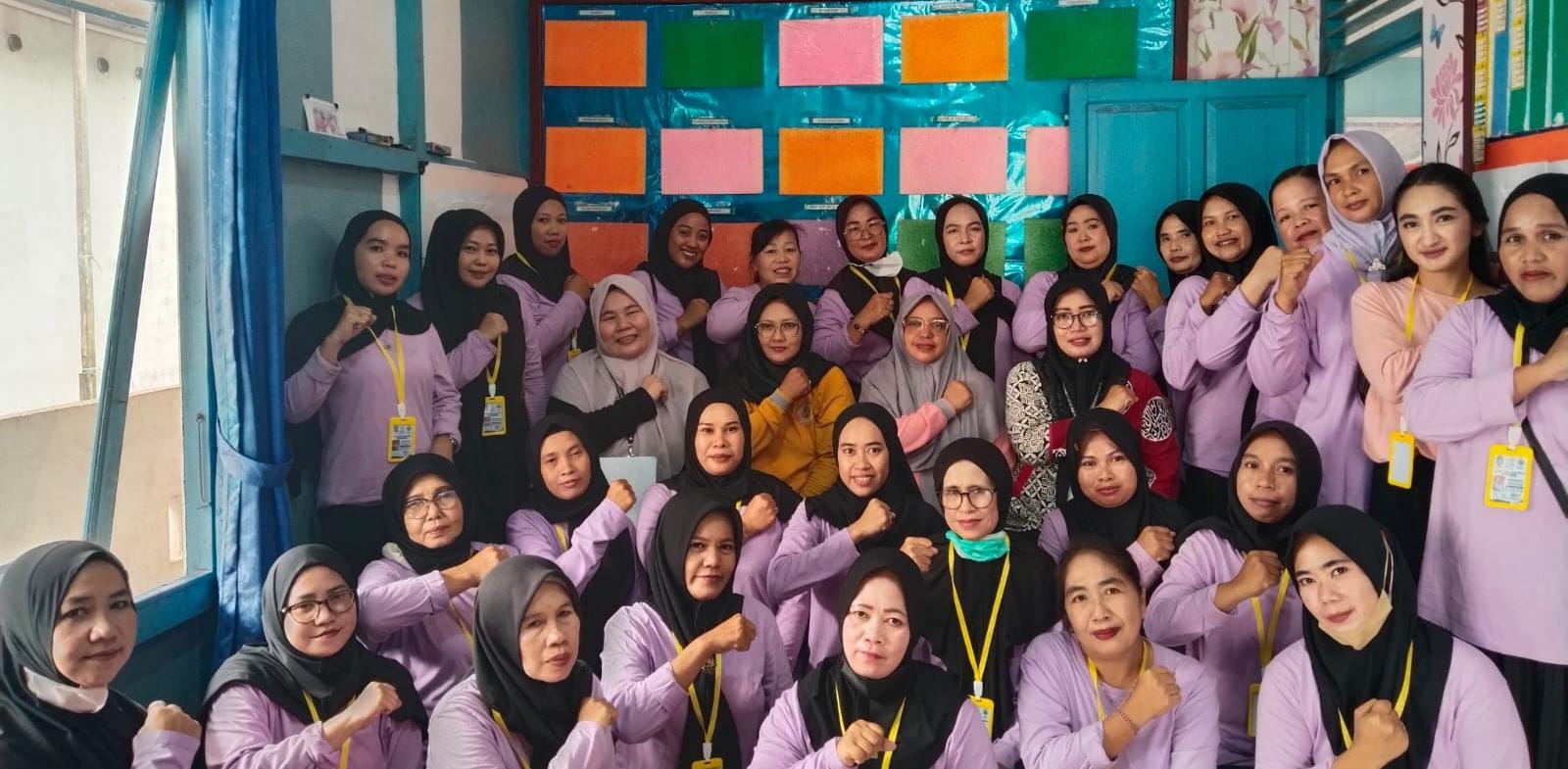 Kader Posyandu ILP Desa Kalimas berfoto bersama usai mengikuti ujian kenaikan strata yang dilaksanakan oleh Puskesmas Sungai Kakap, Jumat (25/9/2026).