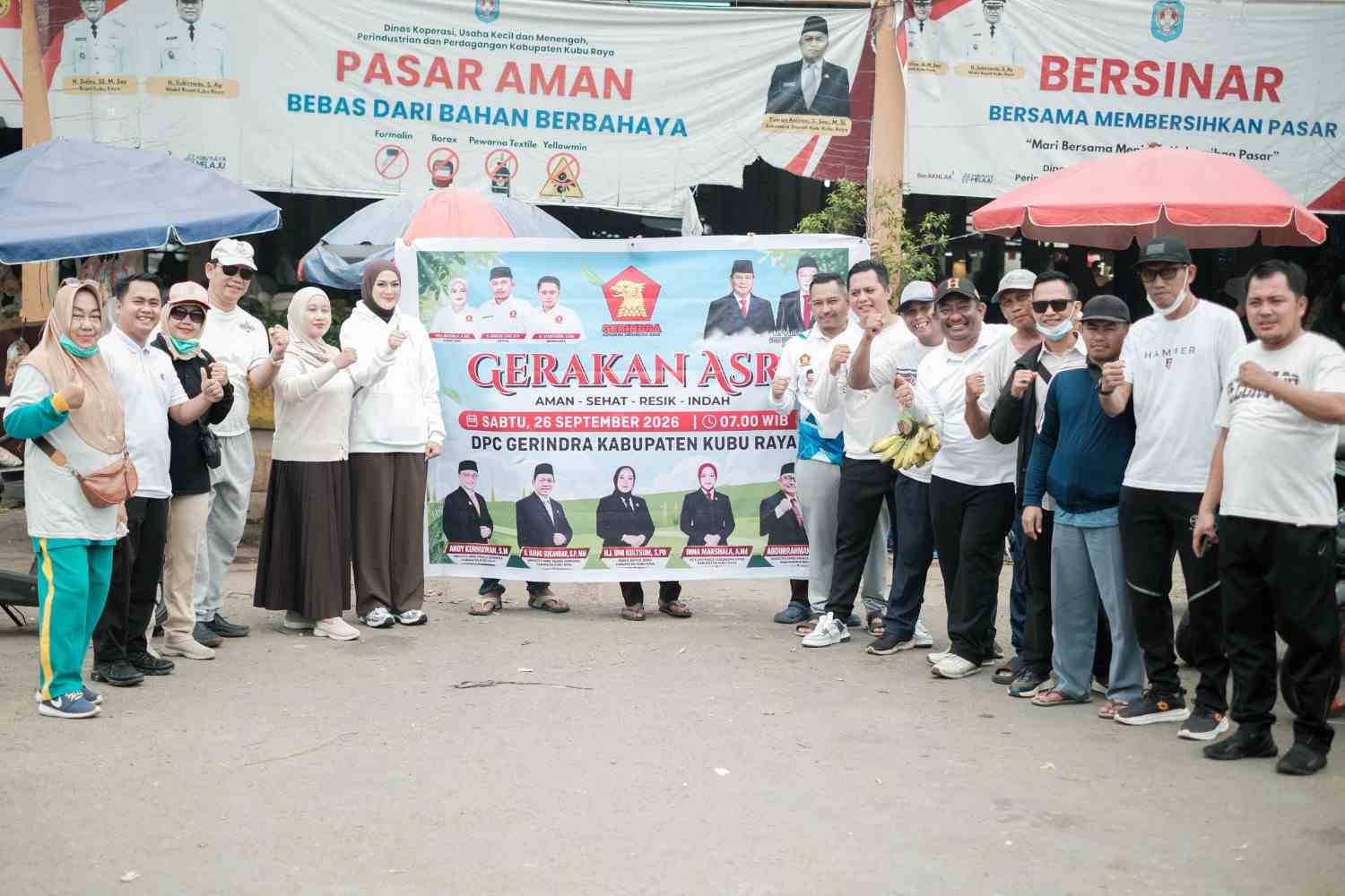 Foto bersama Habib Abdurahman Hafis Almuthahar, kader Gerindra, dan masyarakat usai kegiatan Gerakan ASRI di Pasar Bahagia, Desa Kuala Dua, Sabtu (26/9/2026).