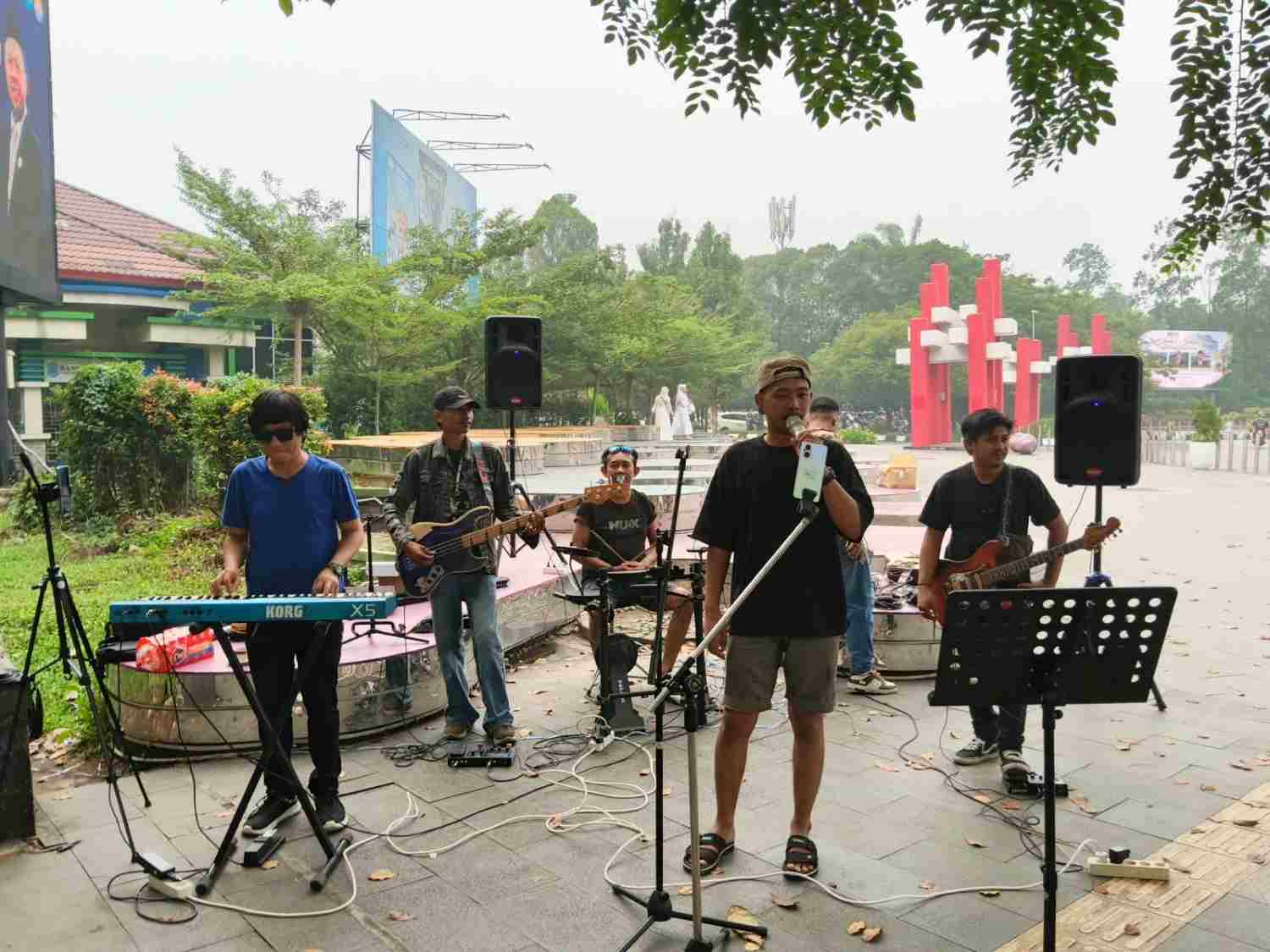 Live Music Dompet Umat dan Trust Music galang dana untuk korban karhutla Kalimantan Barat di Taman Digulis Pontianak, Sabtu (26/9/2026).