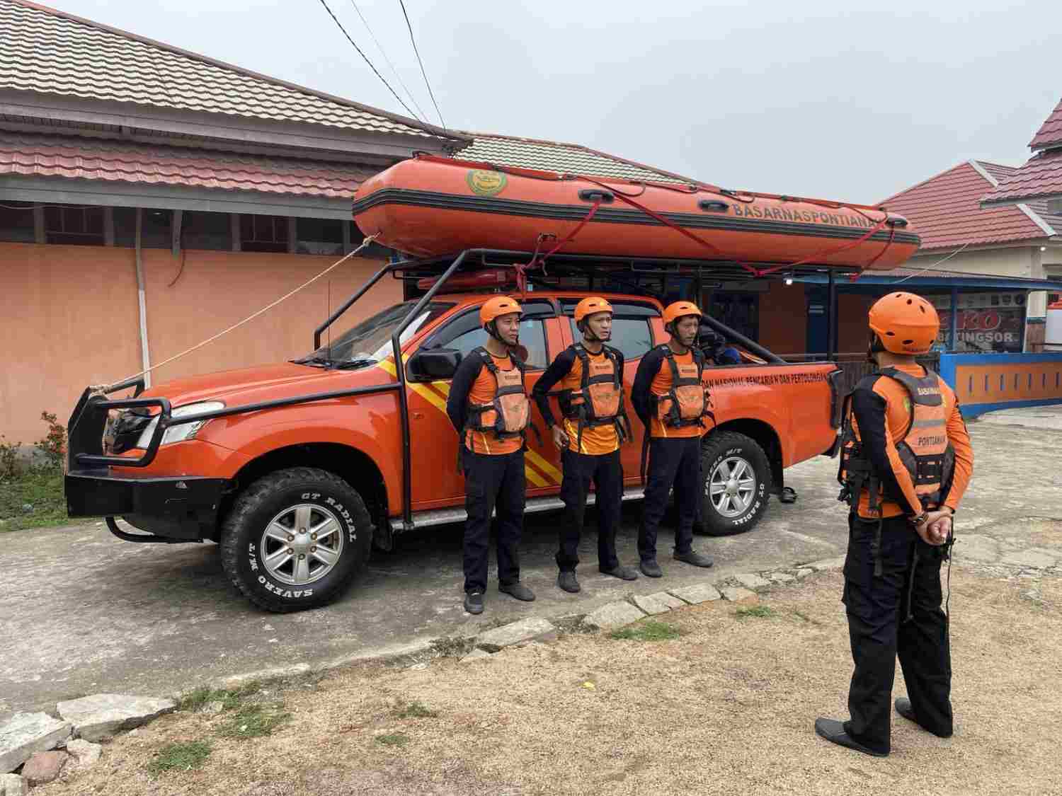 Tim SAR gabungan melakukan persiapan pencarian korban tenggelam di Sungai Kapuas, Desa Sungai Pinang, Kabupaten Melawi, Minggu (27/9/2026).