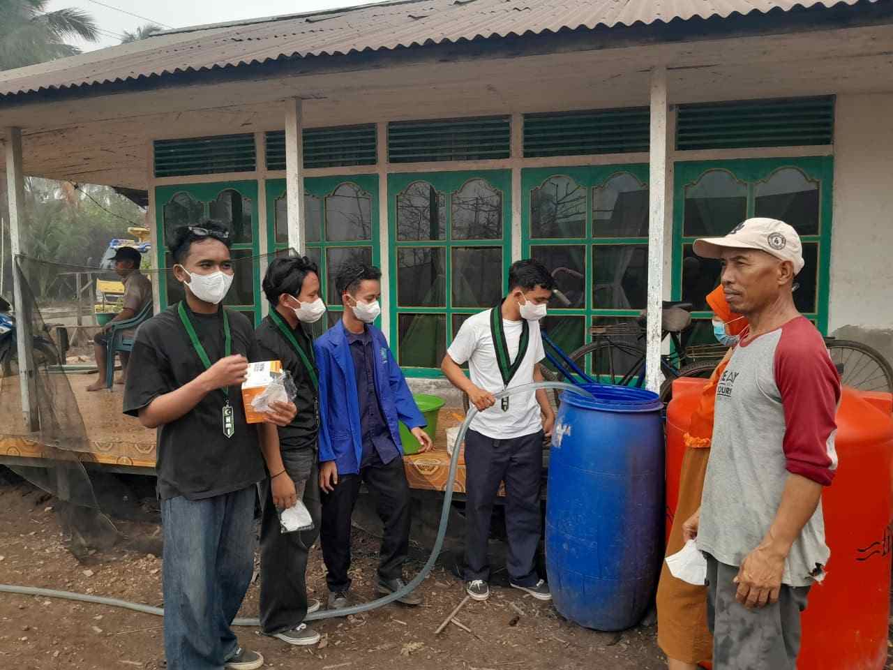 Foto penyaluran bantuan 10.000 liter air bersih kepada warga Desa Kuala Tolak, Dusun Sungai Jahak, Kabupaten Ketapang, Sabtu (26/9/2026).