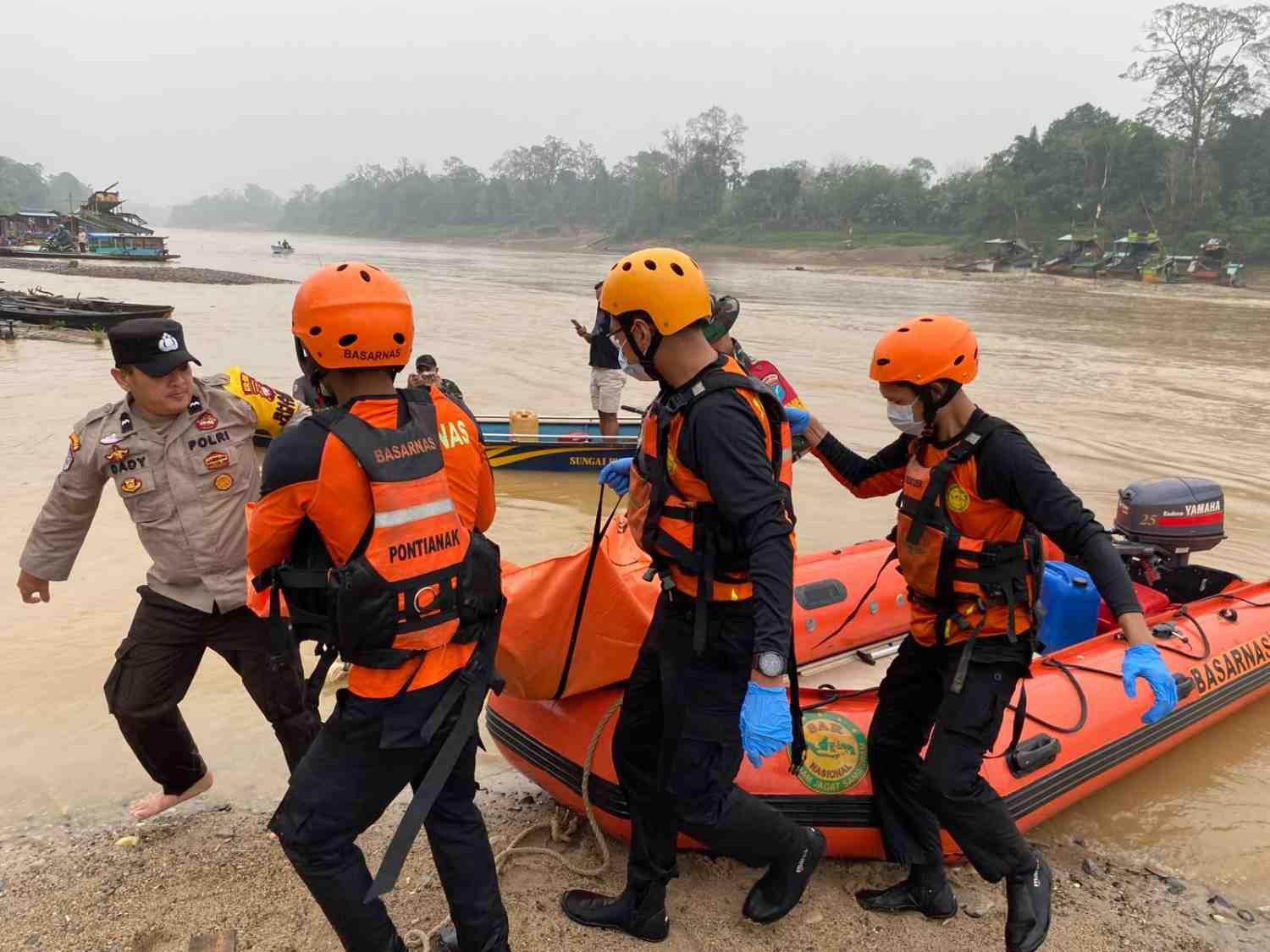 Tim SAR Gabungan saat melakukan pencarian dan evakuasi korban tenggelam di Sungai Kapuas, Desa Sungai Pinang, Kecamatan Pinoh Utara, Kabupaten Melawi, Kalimantan Barat, Senin (28/9/2026). Pencarian dilakukan dengan menyisir permukaan sungai menggunakan perahu karet hingga ke arah hilir.