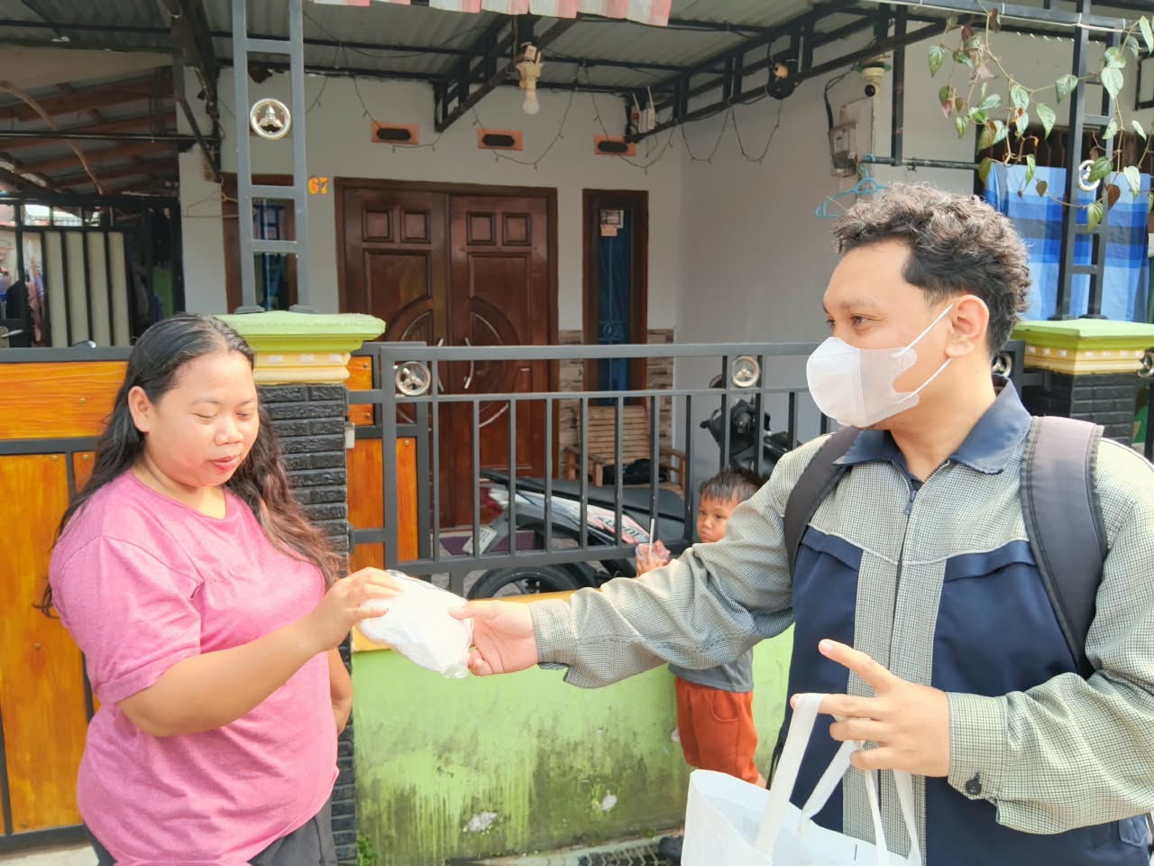 Pemuda Muhammadiyah Kubu Raya membagikan masker kepada warga di Desa Arang Limbung, Kecamatan Sungai Raya, Kabupaten Kubu Raya, Selasa (29/9/2026). Pembagian 3.000 masker tersebut dilakukan sebagai bentuk kepedulian terhadap kesehatan masyarakat di tengah kondisi udara yang sebelumnya terdampak kabut asap karhutla.