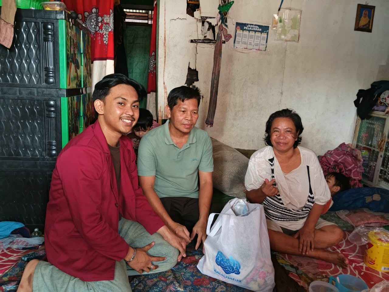 BEM KM Universitas Muhammadiyah Pontianak, Kabinet Katalisator, menyalurkan bantuan sembako kepada warga Desa Limbung, Kecamatan Sungai Raya, Kabupaten Kubu Raya, Minggu (4/10/2026). Sembako tersebut merupakan hasil kontribusi mahasiswa baru (Maba) 2026 sebagai bentuk kepedulian sosial mahasiswa kepada masyarakat.