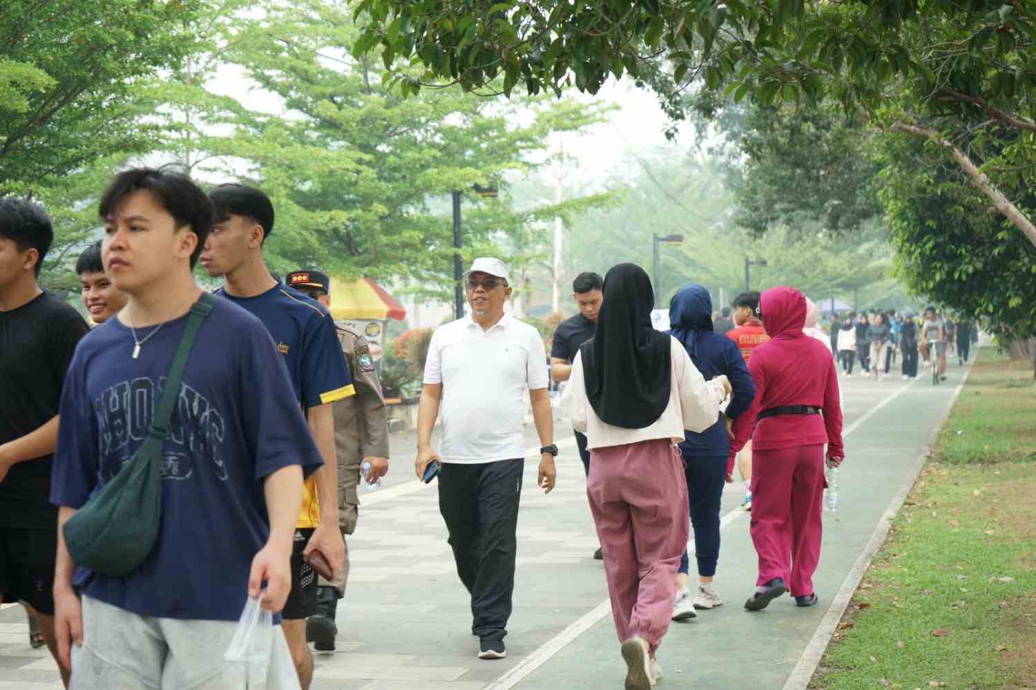 Warga kembali memadati kawasan Car Free Day (CFD) Pontianak untuk berolahraga dan beraktivitas bersama keluarga, Minggu (4/10/2026), setelah hampir dua bulan ditutup akibat kualitas udara memburuk.
