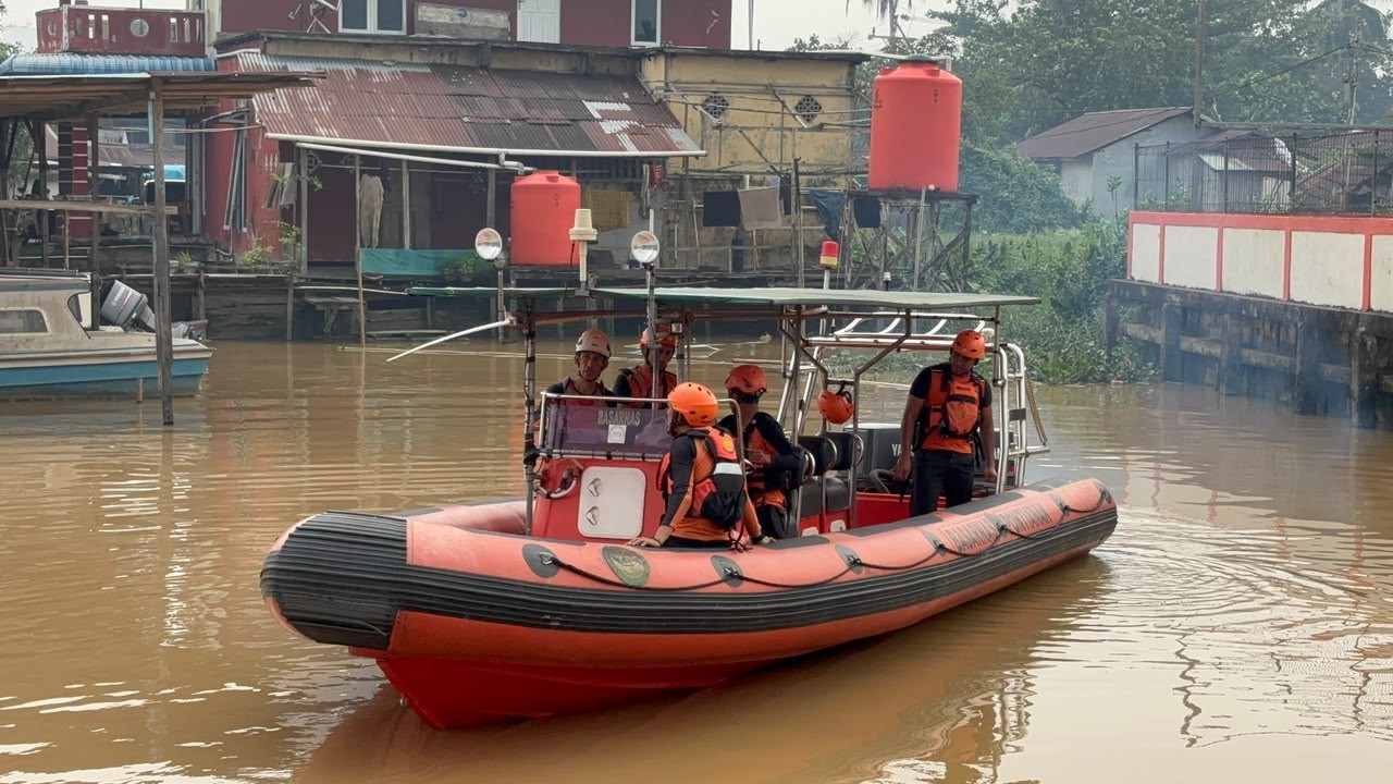 Tim SAR gabungan melakukan pencarian terhadap Dicka Wahyudi (21), ABK KM Eka Prima yang dilaporkan hilang di perairan Kakap, Kabupaten Kubu Raya, Kalimantan Barat, Kamis (8/10/2026).
