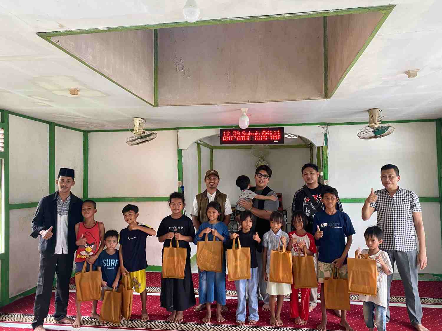 Muhammadiyah Kubu Raya bersama Polres Kubu Raya membagikan bantuan alat tulis kepada anak-anak kurang mampu di Desa Limbung, Kecamatan Sungai Raya, Jumat (9/10/2026). Kegiatan ini merupakan bentuk kepedulian terhadap pendidikan anak sekaligus upaya menumbuhkan semangat belajar dalam rangkaian Milad Muhammadiyah ke-114.