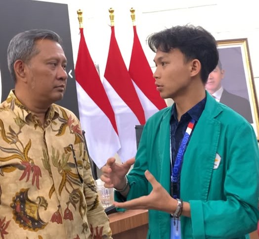 Presiden Mahasiswa Universitas OSO, Irvan Surya (kanan), menyampaikan aspirasi terkait Dana Bagi Hasil (DBH) dan anggaran daerah dalam pertemuan di kantor Bakom RI.