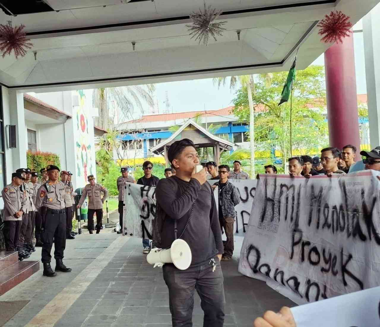 Aby Raihan Ketua Umum HMI Cabang Pontianak pada saat orasi dan memimpin massa aksi di DPRD Kota Pontianak 
