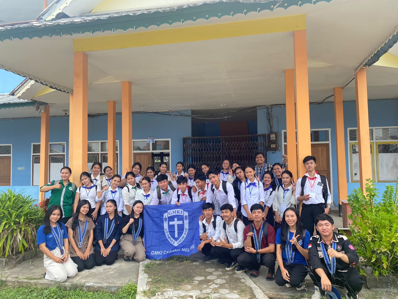 Pengurus Gerakan Mahasiswa Kristen Indonesia (GMKI) Cabang Melawi berfoto bersama mahasiswa baru STKIP Melawi dalam kegiatan sosialisasi organisasi di Melawi, Sabtu (10/10/2026). Kegiatan ini menjadi sarana bagi pengurus GMKI untuk memperkenalkan organisasi, nilai-nilai perjuangan, serta peran mahasiswa dalam mengembangkan kepemimpinan, intelektualitas, dan kepedulian sosial berdasarkan semangat Tinggi Iman, Tinggi Ilmu, dan Tinggi Pengabdian.