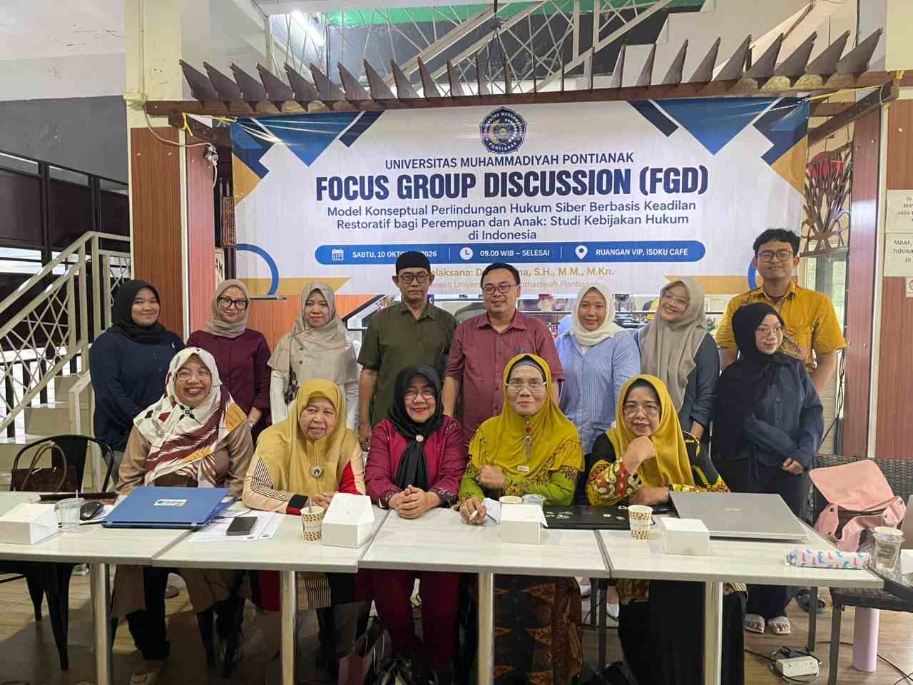 Ketua Tim Pelaksana Penelitian, Hazilina (tengah), bersama peserta Focus Group Discussion (FGD) mengenai pengembangan model konseptual perlindungan hukum siber berbasis keadilan restoratif bagi perempuan dan anak, di Isoku Cafe, Pontianak, Sabtu (10/10/2026). Kegiatan ini membahas pengembangan model SIBER-PULIH sebagai upaya memperkuat perlindungan hukum dan pemulihan korban Kekerasan Berbasis Gender Online (KBGO).