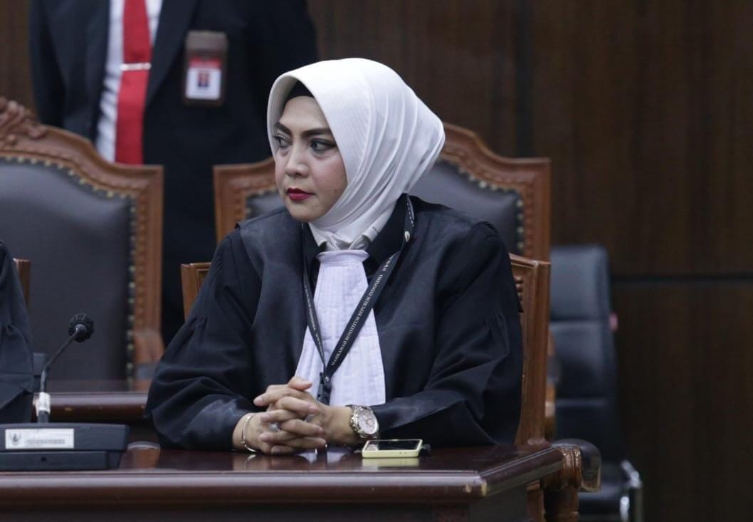 Kuasa hukum korban, Eka Nurhayati Ishak, menegaskan komitmennya untuk mengawal proses hukum perkara dugaan kekerasan seksual terhadap anak setelah Pengadilan Negeri Sambas menolak permohonan praperadilan yang diajukan RY, Senin (12/10/2026). Ia meminta seluruh tahapan penanganan perkara berjalan profesional dan sesuai ketentuan hukum, dengan tetap mengutamakan perlindungan serta kerahasiaan identitas korban.