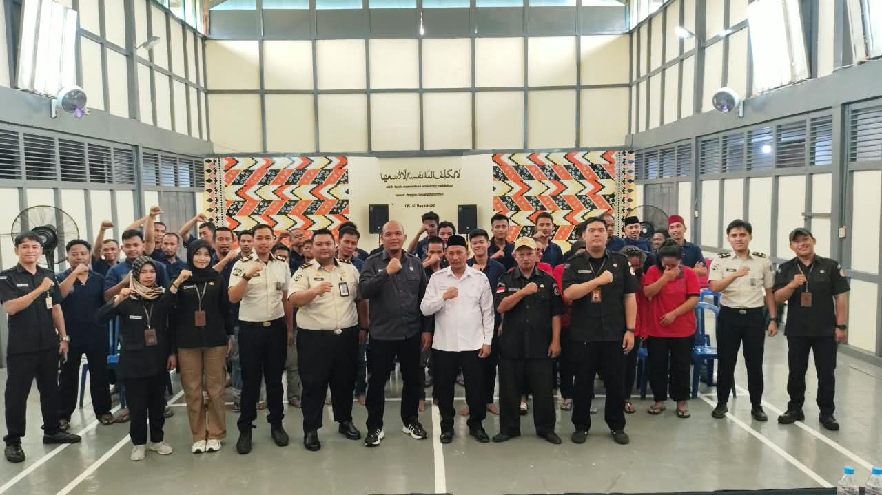Bawaslu Kabupaten Mempawah bersama pihak Rutan Kelas IIB Mempawah melaksanakan foto bersama usai kegiatan sosialisasi demokrasi dan kepemiluan bagi warga binaan.