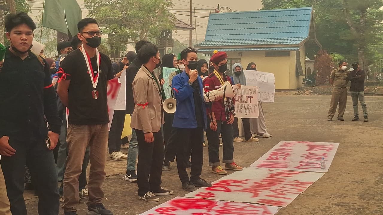 Aliansi Cipayung+ bersama Badan Eksekutif Mahasiswa (BEM) saat menyampaikan aspirasi di Gedung DPRD Kabupaten Ketapang, Rabu (14/10/2026). 