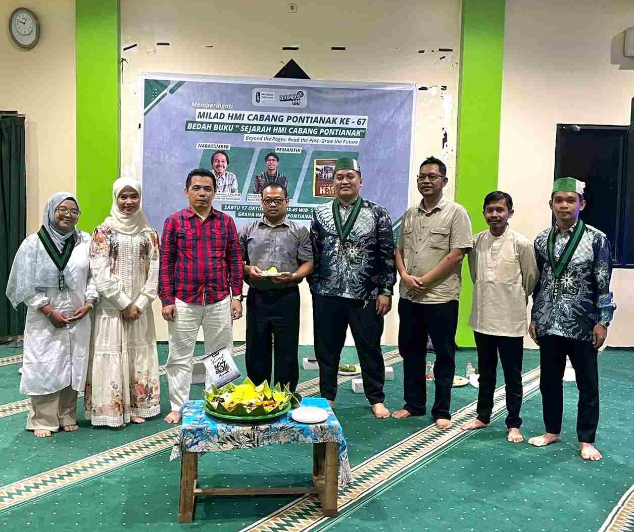 Kegiatan bedah buku Sejarah HMI Cabang Pontianak dalam rangka milad ke-67 HMI Cabang Pontianak di Graha HMI Cabang Pontianak, Sabtu (17/10/2026). Kegiatan ini menghadirkan penulis buku, Khamsyahurrahman, serta dihadiri Ketua Umum HMI Cabang Pontianak dan sejumlah mantan ketua umum.