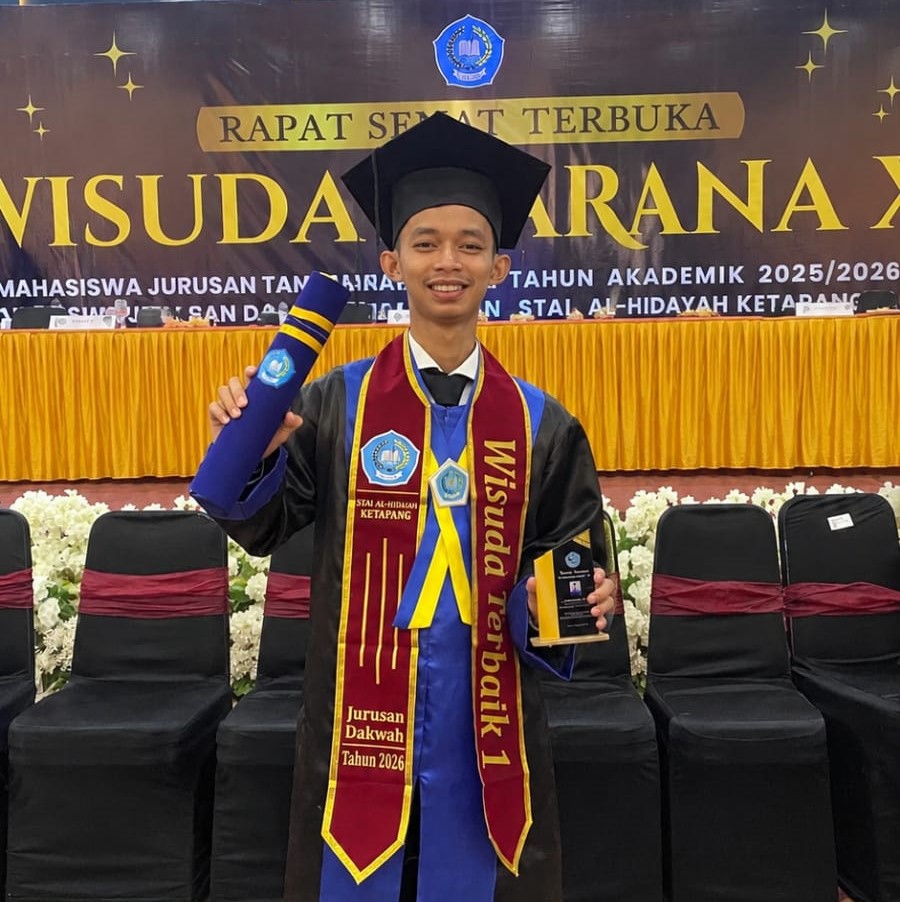 Agus Haryandi, Wisudawan Terbaik I Prodi Komunikasi dan Penyiaran Islam STAI Al-Haudl Ketapang dengan predikat cumlaude dan IPK 3,79.