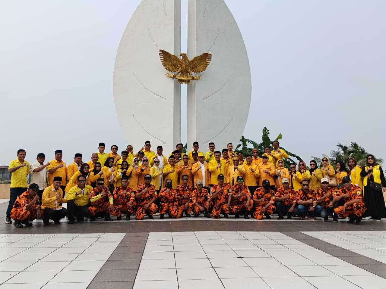 Pengurus DPD Partai Golkar Kalimantan Barat bersama jajaran Golkar Kota Pontianak dan Kabupaten Kubu Raya berfoto bersama usai ziarah dan tabur bunga di Taman Makam Pahlawan Dharma Patria Jaya, Kubu Raya, Selasa (20/10/2026)