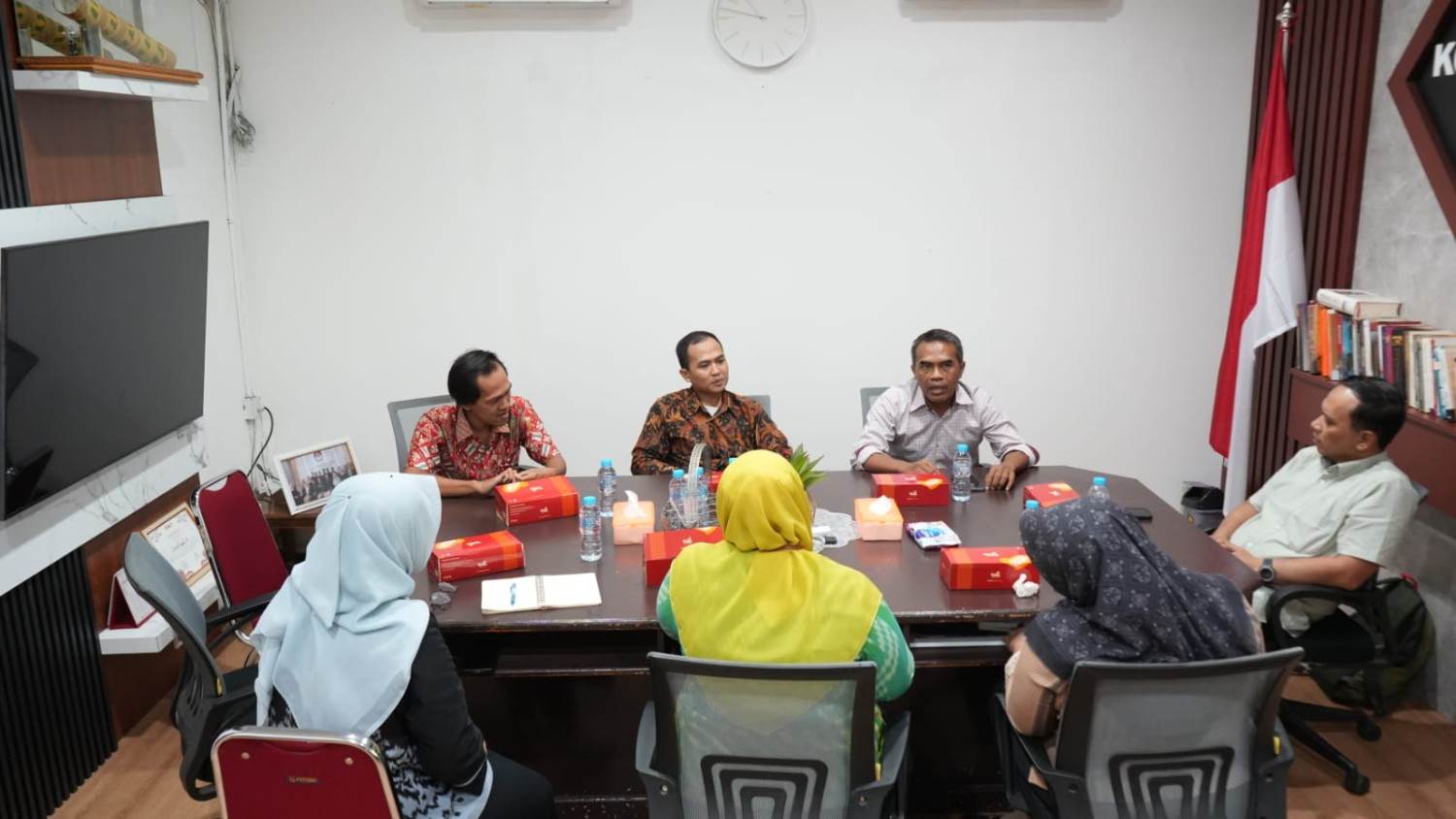 Bawaslu Kota Pontianak berkoordinasi dengan KPU Kota Pontianak terkait pengawasan pemutakhiran data partai politik secara berkelanjutan melalui Sistem Informasi Partai Politik (Sipol), Kamis (22/10/2026).