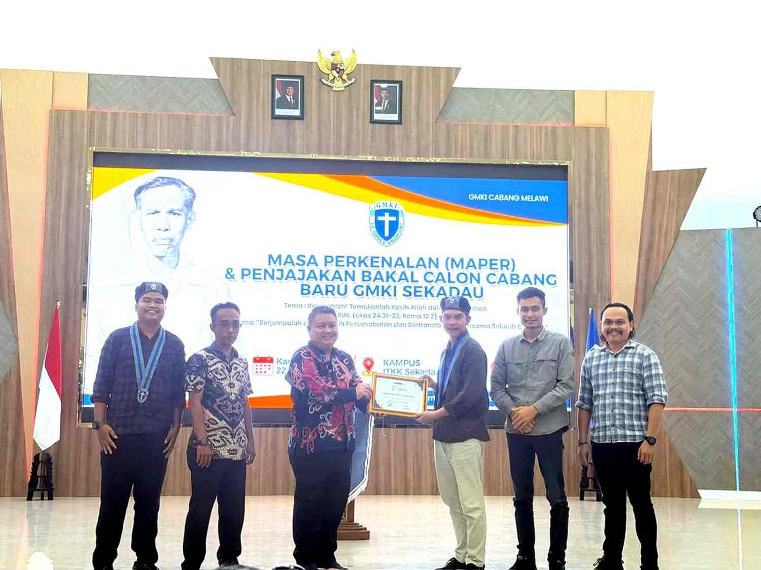 Wakil Bupati Sekadau Subandrio bersama Bendahara Umum Pengurus Pusat GMKI Krisman Arifin, Koordinator Wilayah XIV Pengurus Pusat GMKI Steper Vijaye, Ketua GMKI Cabang Melawi Rio Gunawan, serta peserta dan tamu undangan menghadiri kegiatan Masa Perkenalan (Maper) dalam rangka pembentukan Bakal Calon Cabang GMKI Sekadau. Kegiatan ini menjadi bagian dari upaya memperkuat kaderisasi dan memperluas pelayanan GMKI di Kabupaten Sekadau.
