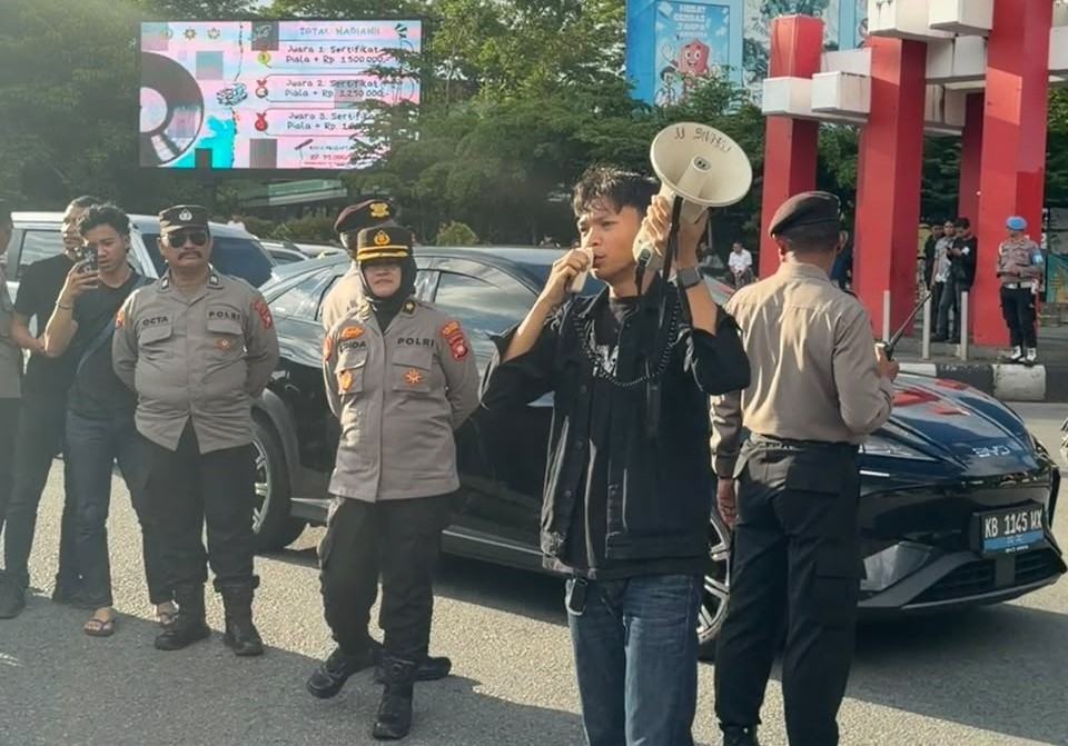 Presiden Mahasiswa Universitas OSO, Irvan Surya, yang tergabung dalam jaringan BEM SI Kerakyatan Kalimantan Barat, menyampaikan sikap terkait dugaan kekerasan terhadap mahasiswa dalam aksi penyampaian aspirasi di Kota Pontianak pada 20 Oktober 2026. BEM SI Kerakyatan Kalbar mendesak Kapolda Kalimantan Barat dan Kapolresta Pontianak mengusut tuntas dugaan tersebut secara profesional, transparan, dan sesuai ketentuan hukum.