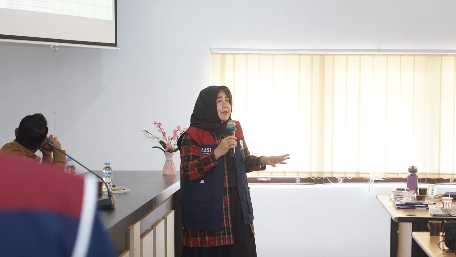 Hazilina, dosen Hukum Universitas Muhammadiyah Pontianak sekaligus Pelatih Utama Daerah Budaya Sekolah Aman dan Nyaman (BSAN) Kabupaten Ketapang, saat menjadi pemateri dalam kegiatan Supervisi Implementasi BSAN dan Konferensi Kasus bersama Pokja BSAN di Kabupaten Ketapang, Rabu (28/10/2026).